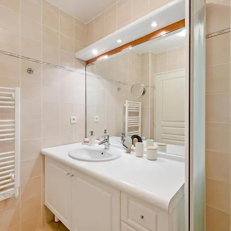 Beautiful 1 Bedroom Flat , 20 M From The Beach, Ac And Private Garage