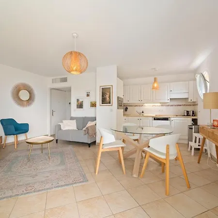 Beautiful 1 Bedroom Flat , 20 M From The Beach, Ac And Private Garage Rocabruna