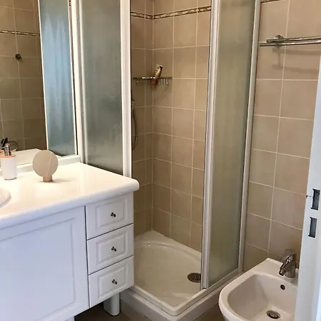 Beautiful 1 Bedroom Flat , 20 M From The Beach, Ac And Private Garage Lägenhet *