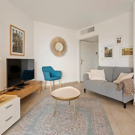 Beautiful 1 Bedroom Flat , 20 M From The Beach, Ac And Private Garage Apartamento Rocabruna