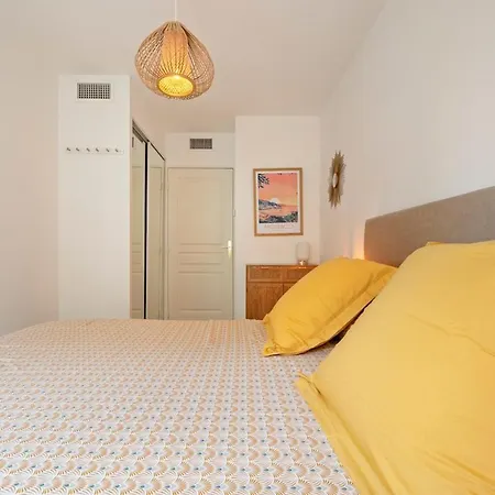 Beautiful 1 Bedroom Flat , 20 M From The Beach, Ac And Private Garage Lägenhet
